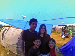 La júlia acompanyada de nens del camp d'Idomeni.